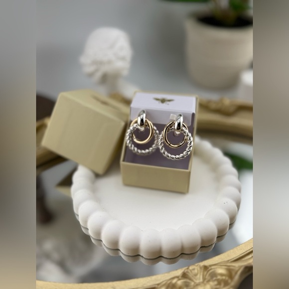 Two-Tone Hoop Earrings – Silver & Gold Interlocking Circles ✨🤍💛 - Picture 6 of 6